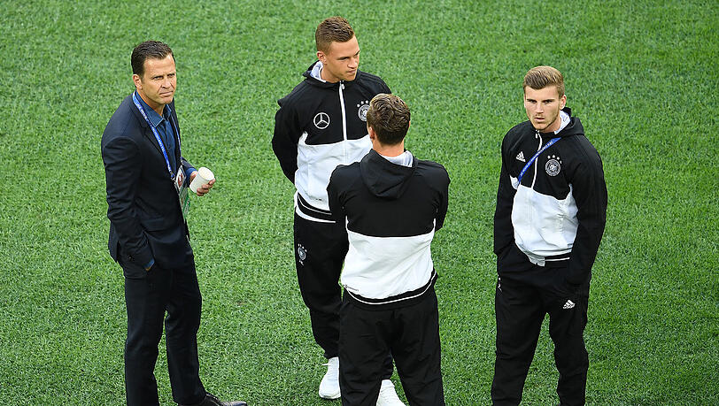 Teammanager Oliver Bierhoff (l-r), Joshua Kimmich und Timo Werner stehen vor dem Spiel auf den Rasen. Beide Spieler stehen in der Startaufstellung. Teammanager Oliver Bierhoff (l-r), Joshua Kimmich und Timo Werner stehen vor dem Spiel auf den Rasen. Beide Spieler stehen in der Startaufstellung.