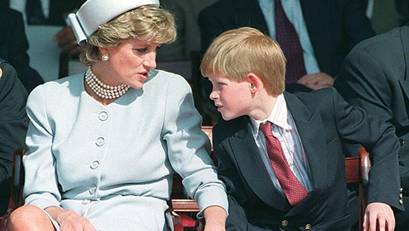 Lady Diana wird für immer die Königin der Herzen sein und als liebevolle Mutter mit großem sozialen Engagement in Erinnerung bleiben. Dieses Foto mit Sohn Harry entstand im Mai 1995. Diana starb am 31. August 1997 bei einem Autounfall in Paris. Lady Diana wird für immer die Königin der Herzen sein und als liebevolle Mutter mit großem sozialen Engagement in Erinnerung bleiben. Dieses Foto mit Sohn Harry entstand im Mai 1995. Diana starb am 31. August 1997 bei einem Autounfall in Paris.