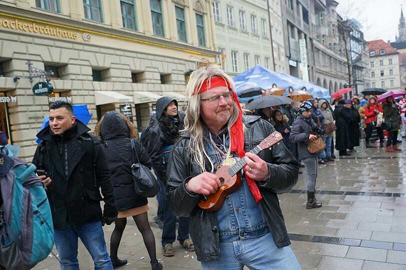 Kalt war's, aber lustig: So feierten die Damischen Ritter ihren Faschingsumzug in der Innenstadt. ... Und Alexander Reissl rockt... Die Bilder zum Durchklicken.