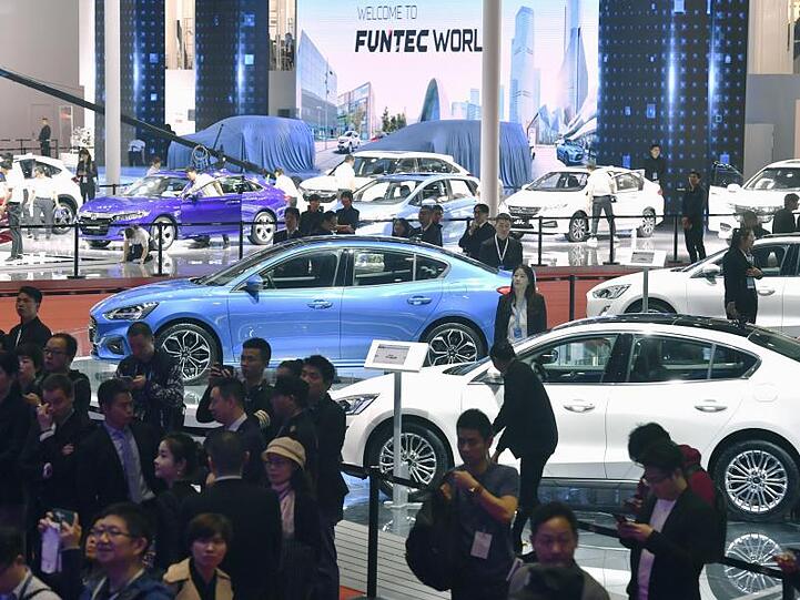 Blick in eine Ausstellungshalle der Automesse "Auto Shanghai".