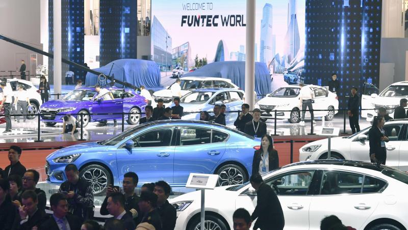 Blick in eine Ausstellungshalle der Automesse "Auto Shanghai". Blick in eine Ausstellungshalle der Automesse "Auto Shanghai".