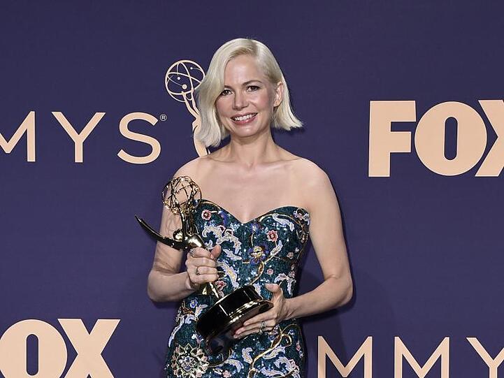 Michelle Williams mit ihrem Preis in der Kategorie "Beste Hauptdarstellerin in einer Mini-Serie oder einem Film".