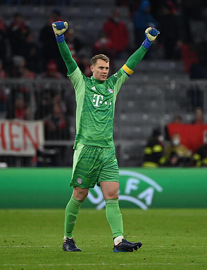 Hoch die Arme - und das gleich sieben Mal: Manuel Neuer bei seinem Comeback gegen Salzburg. Hoch die Arme - und das gleich sieben Mal: Manuel Neuer bei seinem Comeback gegen Salzburg.