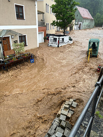 Kastl: Ein Auto treibt nach starkem Regen in einer Straße im Wasser. Menschen wurden in ihren Häusern eingeschlossen. Verletzt worden sei niemand, so ein Sprecher der Integrierten Leitstelle Amberg. In der Ortsmitte sei der Fluss Lauterach über die Ufer getreten.