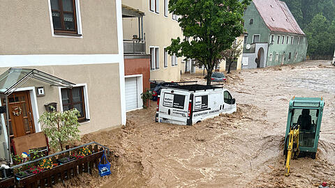 Kastl: Ein Auto treibt nach starkem Regen in einer Straße im Wasser. Menschen wurden in ihren Häusern eingeschlossen. Verletzt worden sei niemand, so ein Sprecher der Integrierten Leitstelle Amberg. In der Ortsmitte sei der Fluss Lauterach über die Ufer getreten.