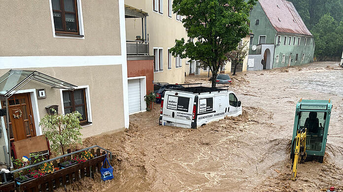 Kastl: Ein Auto treibt nach starkem Regen in einer Straße im Wasser. Menschen wurden in ihren Häusern eingeschlossen. Verletzt worden sei niemand, so ein Sprecher der Integrierten Leitstelle Amberg. In der Ortsmitte sei der Fluss Lauterach über die Ufer getreten.