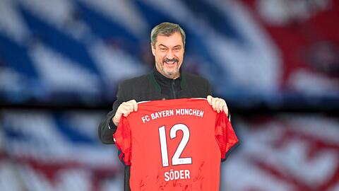 Ministerpräsident Markus Söder präsentiert beim AZ-Interview sein Bayern-Trikot mit der Nummer 12. © Daniel von Loeper