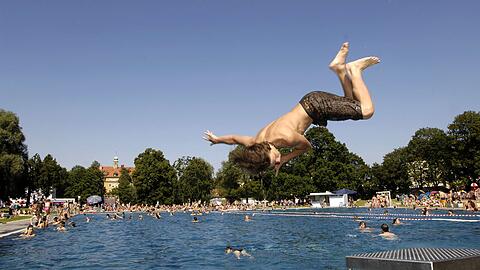 So könnte es im Schyrenbad bald wieder aussehen. Denn das älteste Freibad Münchens öffnet am 1. Mai seine Pforten. Damit ist traditionell die Freibadsaison in München eröffnet. In den darauffolgenden Wochen öffnen die übrigen Freibäder.