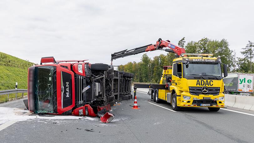 Der querliegende Lastwagen muss geborgen werden.