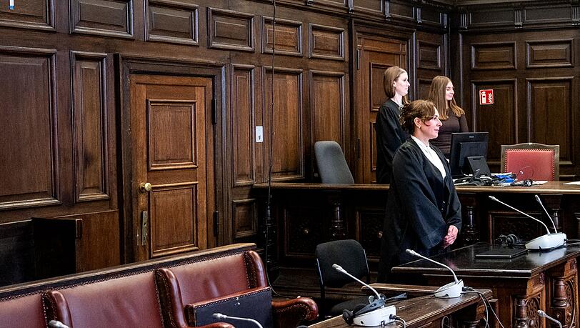 Die Verteidigerin steht zunächst ohne ihre Mandantin im Gerichtsaal. Die wahrscheinlich psychisch kranke Beschuldigte wird erst hereingeführt, nachdem die Fotografen gegangen sind.