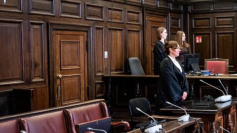 Die Verteidigerin steht zun&auml;chst ohne ihre Mandantin im Gerichtsaal. Die wahrscheinlich psychisch kranke Beschuldigte wird erst hereingef&uuml;hrt, nachdem die Fotografen gegangen sind.