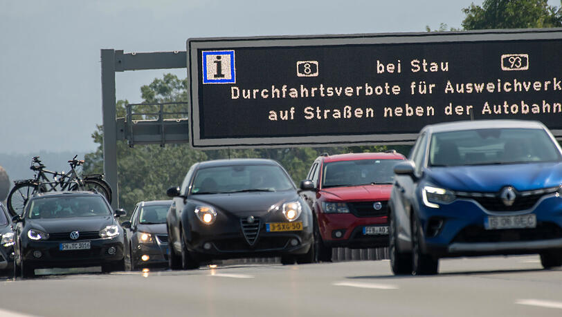 Eine Informationstafel &uuml;ber der A8 weist den Verkehr auf Durchfahrtsverbote der Nebenstrecken bei Stau hin.