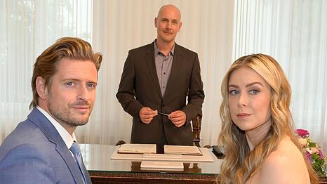"Gute Zeiten, schlechte Zeiten": Oli.P kehrt als Standesbeamter Ricky zur&uuml;ck - hier traut er Philip (J&ouml;rn Schl&ouml;nvoigt, l.) und Jessica (Nina Ensmann).