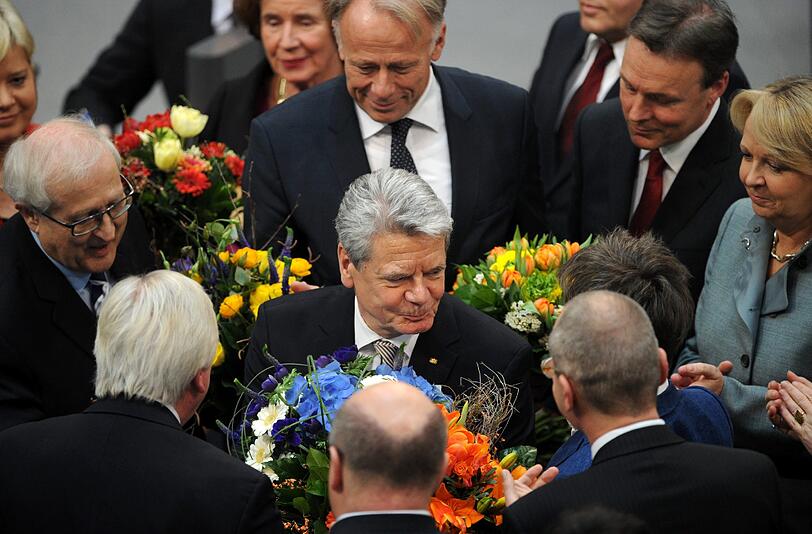 Joachim Gauck ist neuer Bundespräsident. Die
Bundesversammlung wählte den früheren DDR-Bürgerrechtler am Sonntag
mit großer Mehrheit zum Nachfolger von Christian Wulff. Der
72-Jährige erhielt 991 von 1228 gültigen Stimmen, das entspricht
einer Zustimmung von gut 80 Prozent. Für Gaucks Gegenkandidatin Beate
Klarsfeld votierten 126 Delegierte.