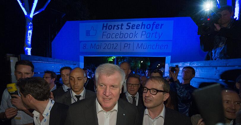 Viel Gedränge, aber eigentlich nur um seehofer selbst. Am Eingang und im P1 war nicht so viel los. Terrasse und einige Räume in der Nobeldisco wurden gar nicht gebraucht. Die Bilder vom CSU-Event im P1.