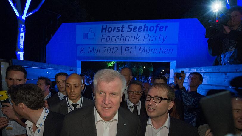 Viel Gedränge, aber eigentlich nur um seehofer selbst. Am Eingang und im P1 war nicht so viel los. Terrasse und einige Räume in der Nobeldisco wurden gar nicht gebraucht. Die Bilder vom CSU-Event im P1. Viel Gedränge, aber eigentlich nur um seehofer selbst. Am Eingang und im P1 war nicht so viel los. Terrasse und einige Räume in der Nobeldisco wurden gar nicht gebraucht. Die Bilder vom CSU-Event im P1.