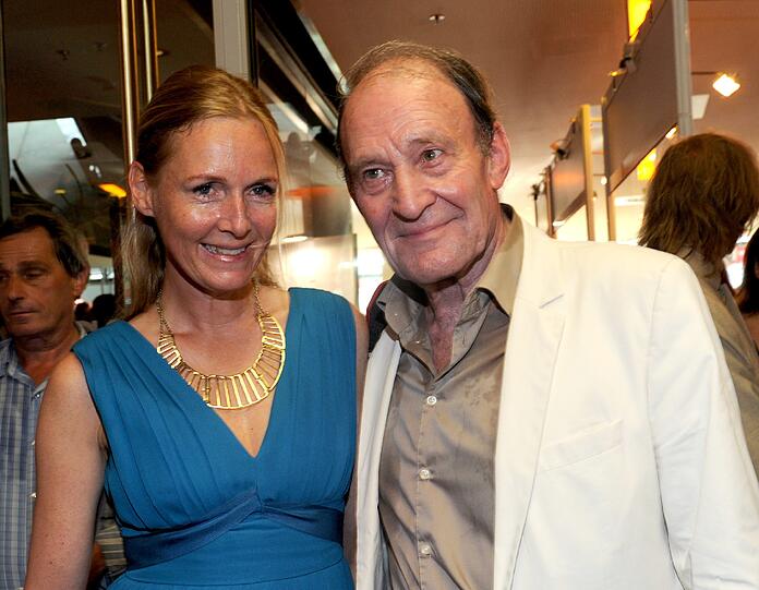 Der Schauspieler Michael Mendl mit Carolin Fink.