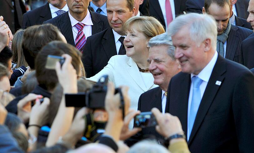 Sie genießen die Bürgernähe: Bundeskanzlerin Angela Merkel, Bundespräsident Joachim Gauck und Ministerpräsident Horst Seehofer feiern heute in München das Fest zum Tag der Deutschen Einheit.