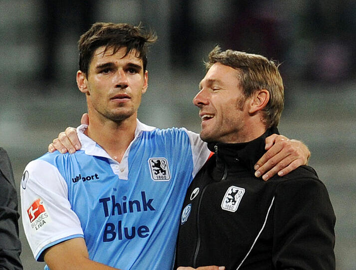 Trainer Markus von Ahlen und der Löwen-Kapitän Christopher Schindler umarmen sich.