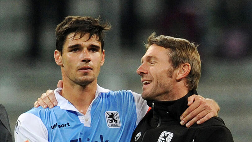 Trainer Markus von Ahlen und der Löwen-Kapitän Christopher Schindler umarmen sich. Trainer Markus von Ahlen und der Löwen-Kapitän Christopher Schindler umarmen sich.