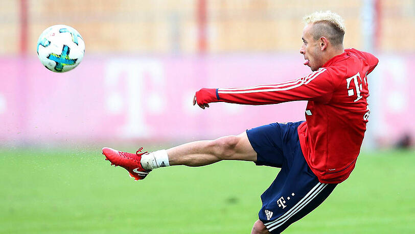 Rafinha überrascht Anfang November 2017 die Fans an der Säbener Straße, während viele seiner Kollegen auf Länderspielreise sind. Der brasilianische Außenverteidiger schlägt frisch blondiert im öffentlichen Training auf, so hat man den Südamerikaner davor in München nie gesehen. Doch Blond ist beim FC Bayern offenbar seit geraumer Zeit im Trend. Rafinha überrascht Anfang November 2017 die Fans an der Säbener Straße, während viele seiner Kollegen auf Länderspielreise sind. Der brasilianische Außenverteidiger schlägt frisch blondiert im öffentlichen Training auf, so hat man den Südamerikaner davor in München nie gesehen. Doch Blond ist beim FC Bayern offenbar seit geraumer Zeit im Trend.