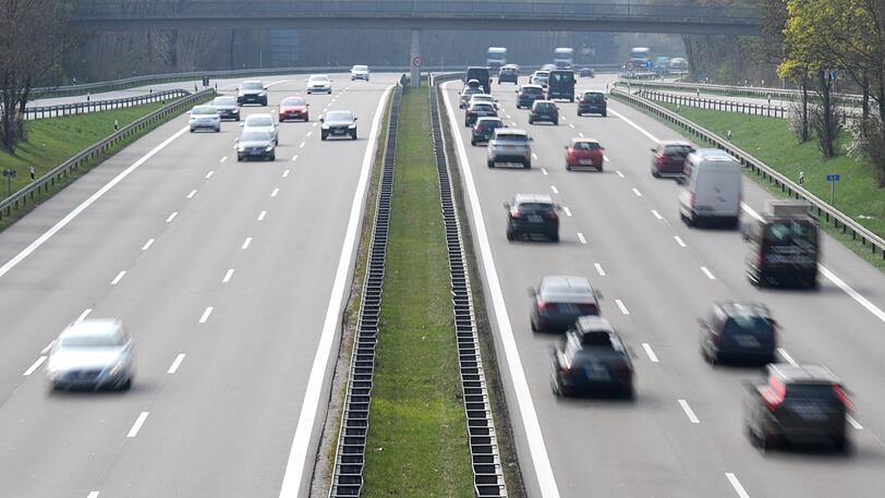 Auf der Autobahn wird eine 14-jährige Beifahrerin zur Heldin. (Symbolbild)