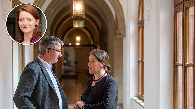 Verena Dietl, neue Vorsitzende der SPD-Fraktion im Münchner Rathaus, und Christian Müller, neuer Vorsitzender der SPD-Fraktion im Rathaus, unterhalten sich im Flur des Rathauses.