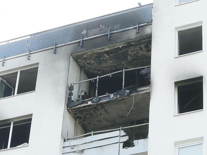 Bei den Löscharbeiten hat die Feuerwehr einen leblosen Menschen gefunden.