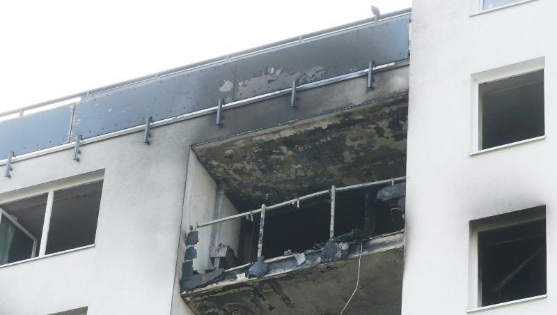 Bei den Löscharbeiten hat die Feuerwehr einen leblosen Menschen gefunden. Bei den Löscharbeiten hat die Feuerwehr einen leblosen Menschen gefunden.