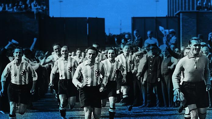 Köln, 14. Juni 1931: Bei großer Hitze findet sich zum Endspiel um die Deutsche Meisterschaft zwischen den Sechzgern und Hertha BSC Berlin auch der Kölner Oberbürgermeister ein, ein gewisser Konrad Adenauer. Auf dem Foto läuft eine entschlossene Mannschaft ein - am Ende reicht es wie so oft wieder mal nicht: In der 89. Minute erzielt Hertha das 3:2.