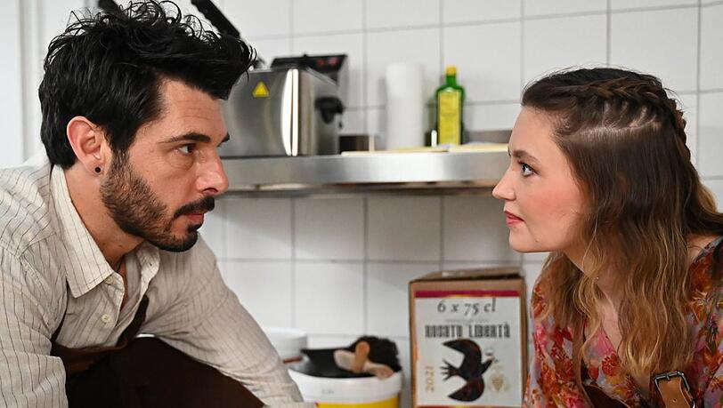"Alles was zählt": Nathalie und Matteo fällt es schwer, nach dem Kuss normal miteinander umzugehen.