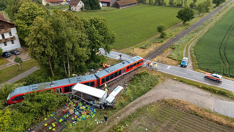 Nach dem Unfall bleibt die Strecke zunächst gesperrt.