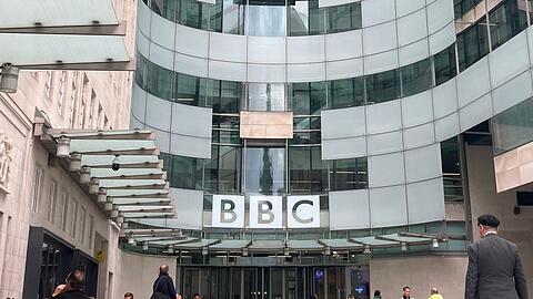 Die BBC bedauert, nach anti-israelischen Äußerungen beim Glastonbury-Festival die Übertragung nicht abgebrochen zu haben. (Archivfoto)