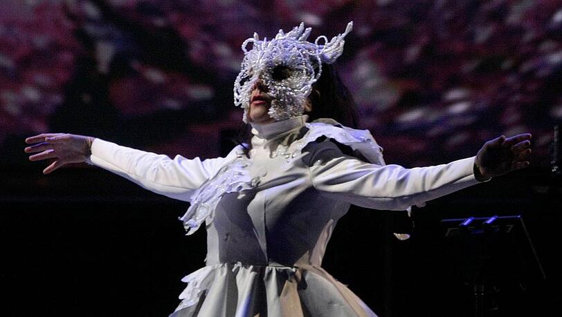 Björk auf der Bühne - in ihrem Element.