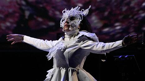 Björk auf der Bühne - in ihrem Element.