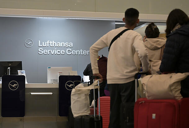 Passagiere stehen beim Lufthansa-Servicecenter. Von urspr&uuml;nglich rund 920 geplanten Starts und Landungen mussten laut Flughafen M&uuml;nchen 275 Fl&uuml;ge annulliert werden.