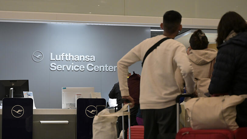 Passagiere stehen beim Lufthansa-Servicecenter. Von urspr&uuml;nglich rund 920 geplanten Starts und Landungen mussten laut Flughafen M&uuml;nchen 275 Fl&uuml;ge annulliert werden.