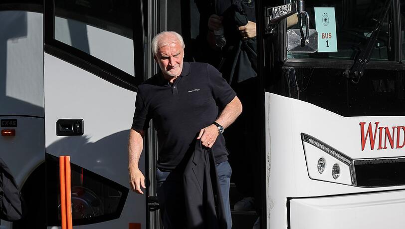 Rudi V&ouml;ller verl&auml;sst den Mannschaftsbus der DFB-Elf in Chicago.