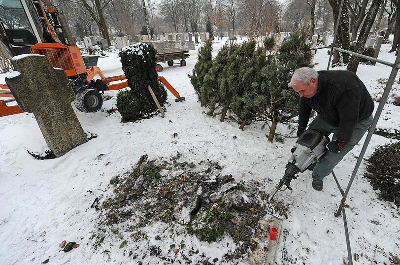 Westfriedhof: Hier werden die Gräber wegen des Frosts mit Presslufthammer ausgehoben