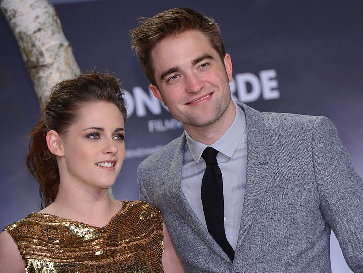 Ausnahmezustand am Freitagabend in Berlin: Bei der Premiere des letzten Teils der Twilight-Saga trafen die Stars Robert Pattinson, Kirsten Stewart, Taylor Lautner und Co. auf jede Menge kreischende und jubelnde Fans. Und zahlreiche Promis wollten sich das Kinoerlebnis ebenfalls nicht entgehen lassen. Sehen Sie hier die Bilder vom roten Teppich und lesen Sie im Text die AZ-Kritik zu "Breaking Dawn 2"...