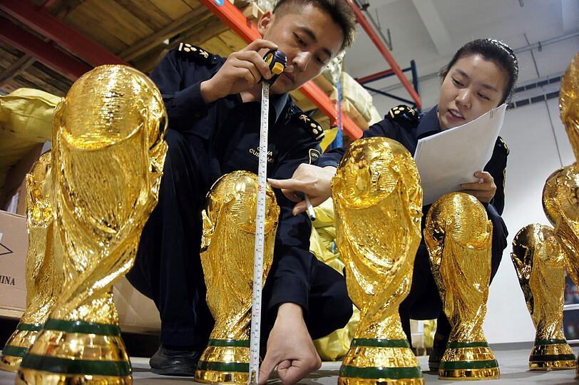 Ein chinesischer Zollbeamter vermisst nicht autorisierte Kopien der FIFA World-Cup-Trophäe, die von China konfisiziert wurden.