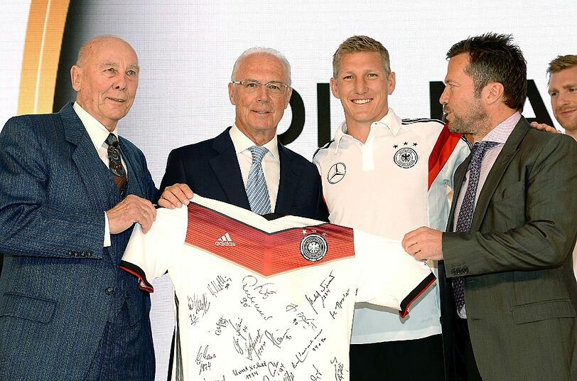 Horst Eckel, Franz Beckenbauer und Lothar Matthäus, die Champions von 1954, &rsquo;74 und &rsquo;90 überreichten Bastian Schweinsteiger ein Talisman-Trikot für Brasilien.
