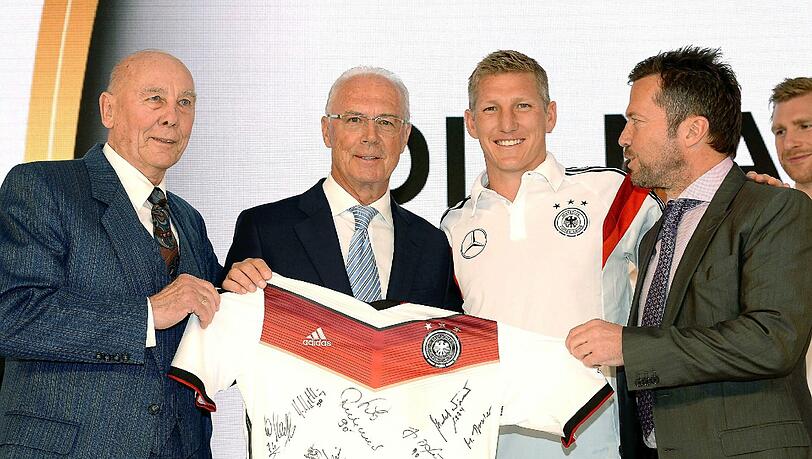 Horst Eckel, Franz Beckenbauer und Lothar Matthäus, die Champions von 1954, ’74 und ’90 überreichten Bastian Schweinsteiger ein Talisman-Trikot für Brasilien. Horst Eckel, Franz Beckenbauer und Lothar Matthäus, die Champions von 1954, ’74 und ’90 überreichten Bastian Schweinsteiger ein Talisman-Trikot für Brasilien.