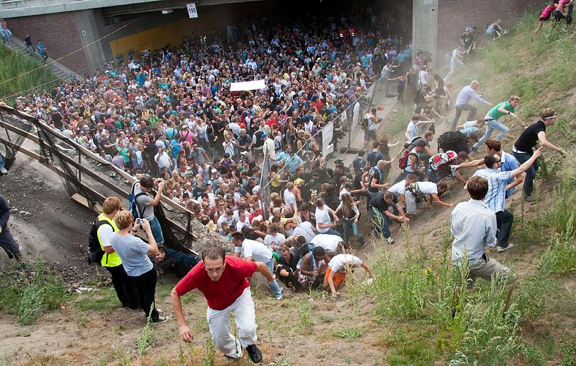 Bei der Loveparade in Duisburg am 24. Juli 2010 starben 21 Menschen im tödlichen Gedränge. Bilder von der Katastrophe.