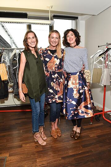 Prinzessin Lilly zu Sayn-Wittgenstein: bei Anprobe für Show und im Partnerlook mit Gastgeberin Dr. Gabriele Castegnaro von Konen, bei der Show und anschließenden Party in ihrem neuen Lieblingsoutfit