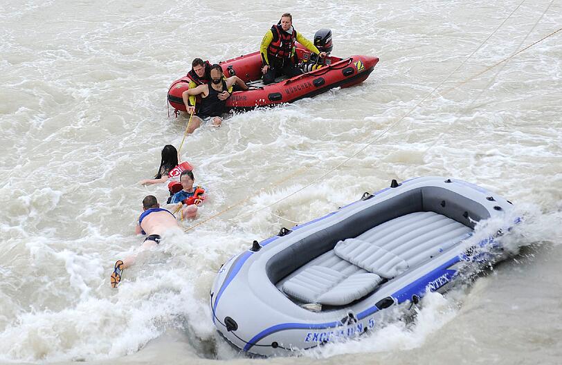 Schiffbruch auf der Isar. Die Bilder von den Rettungseinsätzen.