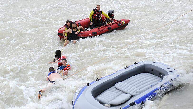 Schiffbruch auf der Isar. Die Bilder von den Rettungseinsätzen. Schiffbruch auf der Isar. Die Bilder von den Rettungseinsätzen.