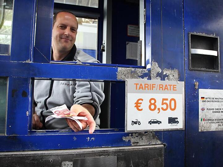 Maut in Österreich: Ein Kassierer gibt an der Brennerautobahn A13 bei Schönberg Rückgeld.
