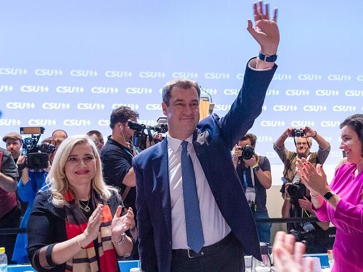 Hervorragendes Ergebnis: Parteifreunde gratulieren CSU-Chef Markus Söder zu seiner Wiederwahl.