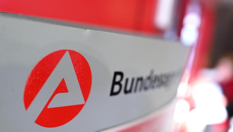 Für Juli haben Konjunkturforscher einen Anstieg um rund 60.000 auf 2,276 Millionen Erwerbslose errechnet. Der Anstieg würde damit deutlich stärker ausfallen als in den letzten Jahren. Für Juli haben Konjunkturforscher einen Anstieg um rund 60.000 auf 2,276 Millionen Erwerbslose errechnet. Der Anstieg würde damit deutlich stärker ausfallen als in den letzten Jahren.